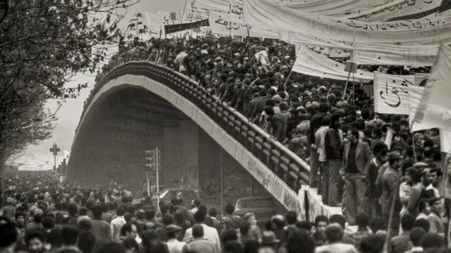 از متن: ز آغاز دهه ۴۰ تا اواخر دهه ۶۰ به مدت حدود ۲۵ سال ایران زیر نگین راستگرایان چپنما بوده است (تحت شعارهای سوسیالیستی عدالت اجتماعی)