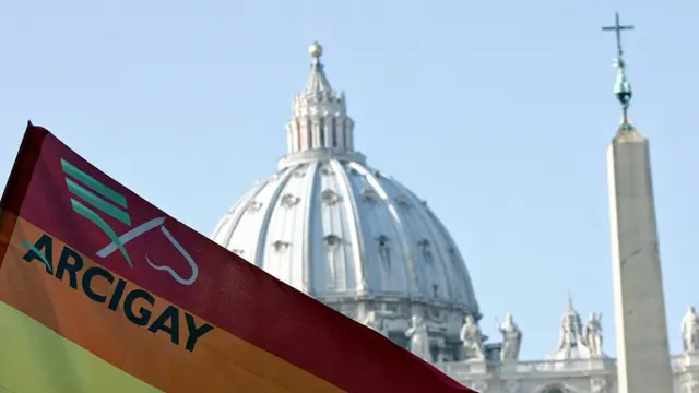 Una bandera de la comunidad LGBT en la Plaza de San Pedro