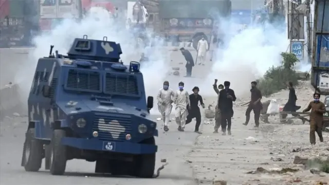 लब्बैक समर्थकों का प्रदर्शन