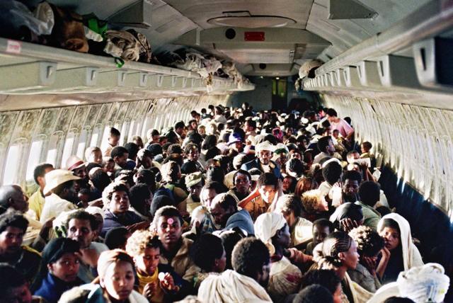 埃塞俄比亚犹太人登上一架从亚的斯亚贝巴起飞的以色列空军波音707飞机