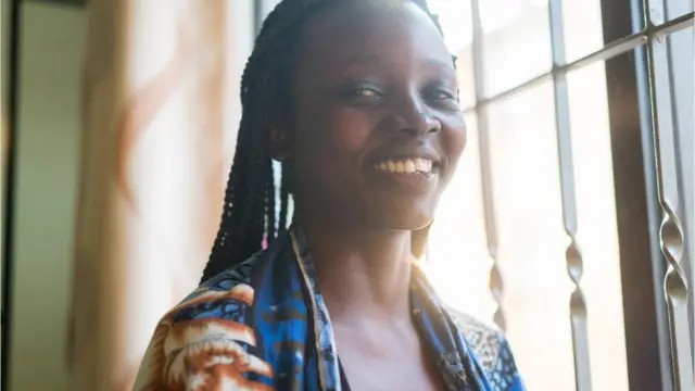 Une femme qui sourit