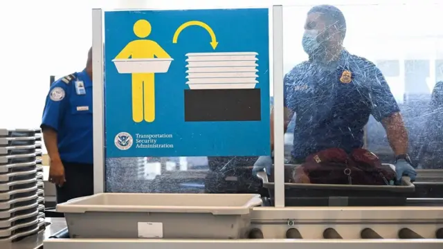 ڈیوڈ کہتے ہیں کہ اس خلا کو پر کرنے میں امیگریشن مسائل کی وجہ سے بھی مشکلات ہیں