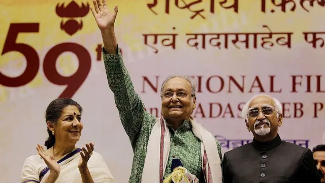 ২০১২ সালে তৎকালীন উপ-রাষ্ট্রপতি হামিদ আনসারির (সর্ব ডানে) কাছ থেকে 'দাদাসাহেব ফালকে' পুরস্কার নেবার পর উপস্থিত অতিথিদের উদ্দেশ্যে অভিবাদন জানাচ্ছেন মি. চট্টোপাধ্যায়