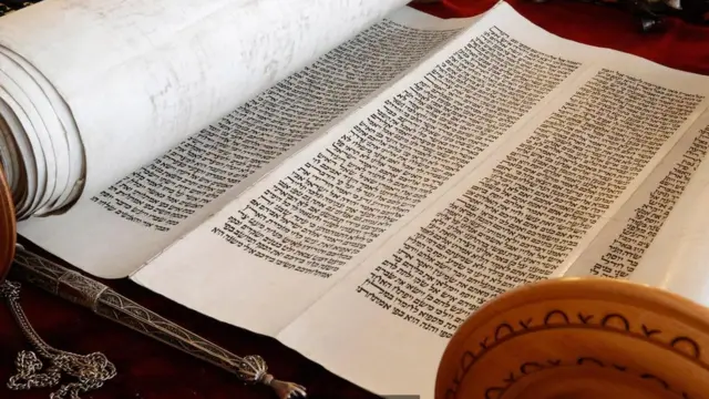 un rollo de la Torá