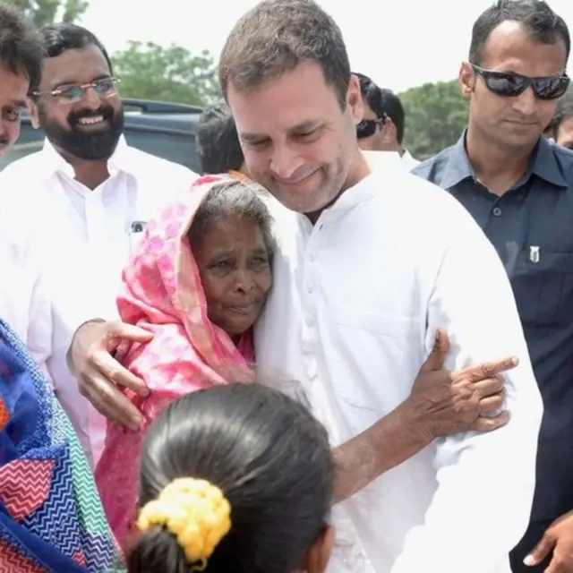 એક મહિલાને ગળે મળતા રાહુલ ગાંધી