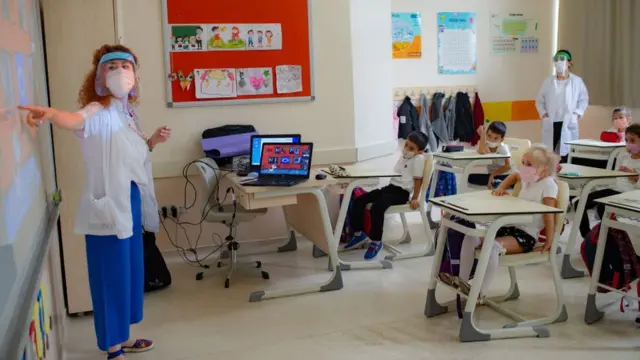 Okulların açılmasına sadece birkaç ay kalmışken binlerce öğretmen adayı, bu yıl işinin olup olmayacağını bilmiyor. Atanmayı bekleyen öğretmen adaylarından biri, "Atama olmazsa geleceğim yok ki benim" diyerek anlatıyor bu durumu. Öğretmen adayları neden ek kontenjan talep ettiğini, bu sorunun neden kaynaklandığını ve nasıl çözümlenebileceğini derledik.