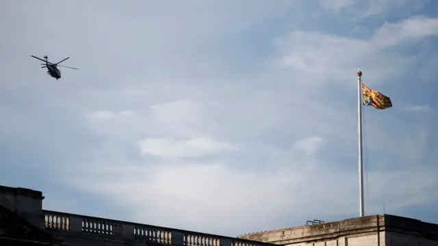 Вертолет над Букингемским дворцом