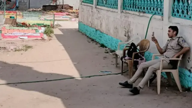 પીરાણા ગામમાં પોલીસ બંદોબસ્ત