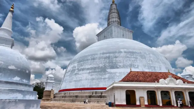 Ranmasu Ujana je drevni vrt na 40 jutara zemlje koji sadrži ruševine bazena iz kupališta
