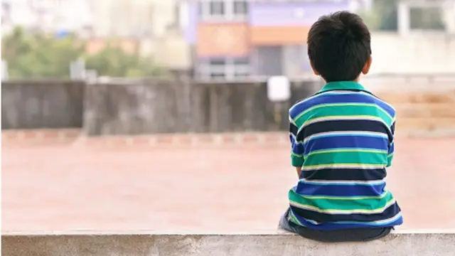 አንድ ከጀርባው የሚታይ ህጻን