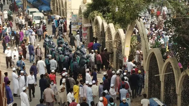 মসজিদ চত্বরের আশেপাশে বিক্ষোভকারীদের মিছিল করতে দেয়া হয়
