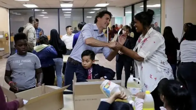 نخست وزیر کانادا روز یکشنبه در یک گردهمایی دیگر ظاهر شد اما جلیقه ضد گلوله بر تن نداشت.