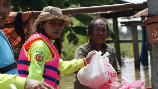 หญิงกู้ภัย