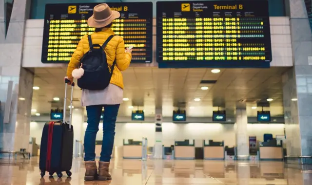 Mulher no aeroporto