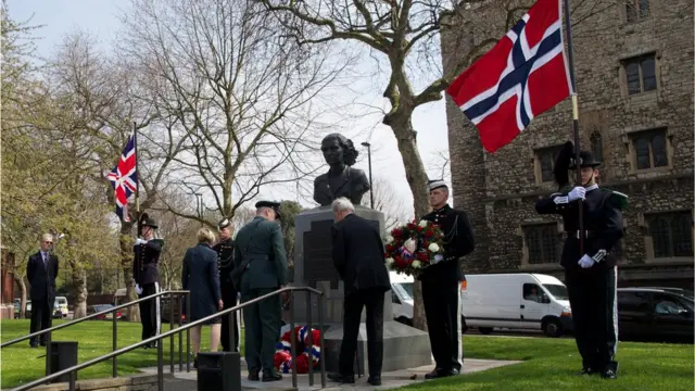 Герой норвежского Сопротивления Йоахим Рённеберг и главнокомандующий вооруженными силами Норвегии генерал Харальд Сунде возлагают венок к монументу в честь операции "Ганнерсайд" в центральном Лондоне (25 апреля 2913 года)