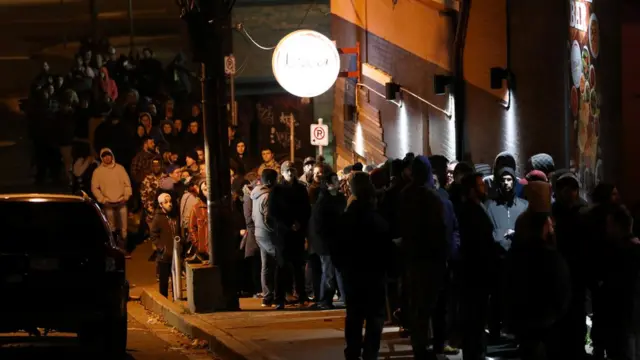 صف طولانی متقاضیان خرید ماریجوآنا در سنت جان استان نیوفائندلند که از نیمه‌شب سه‌شنبه تشکیل شده بود