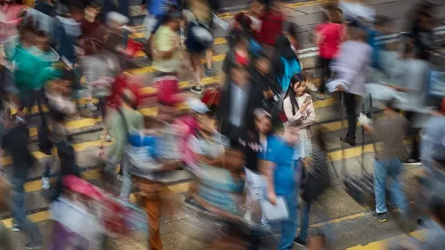 Qiz boglangan odamni silkitib tashladi