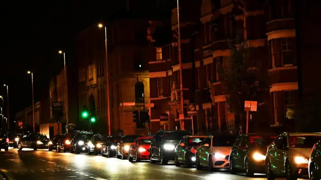 машины в очереди на заправку