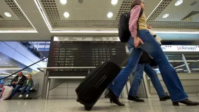 Prolaznik sa koferom na aerodromu