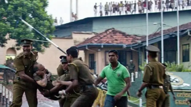 තුවාලකරුවෙක් රෝහල කරා ගෙන යමින්