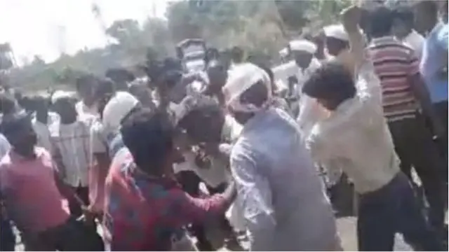 దాడి చేస్తున్న గ్రామస్తులు