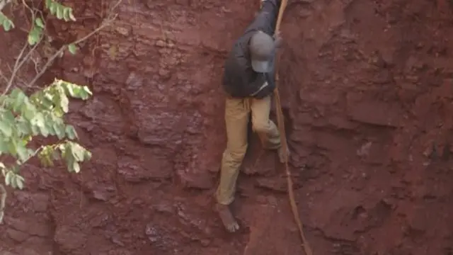 Selon Bloomberg, l'ampleur de ces intérêts économiques "pourrait aider à comprendre la raison pour laquelle le président veut rester au pouvoir