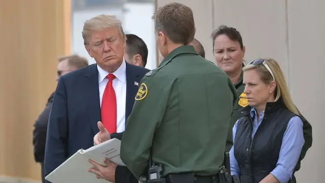 Donald Trump visita los prototipos del muro fronterizo