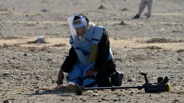 Desminado de un terreno en Afganistán.