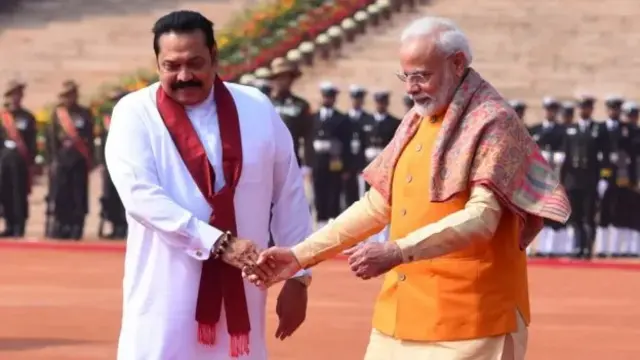 ప్రధాని మోదీతో శ్రీలంక ప్రధాని మహింద రాజపక్ష (ఎడమ)