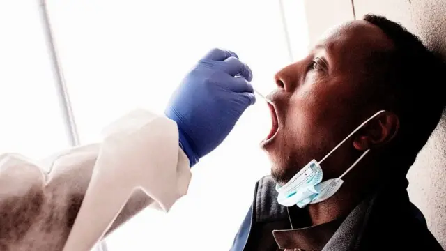 कोरोना वायरस का एक और ख़तरनाक वेरिएंट मिला, दक्षिण अफ़्रीका से ब्रिटेन पहुँचा