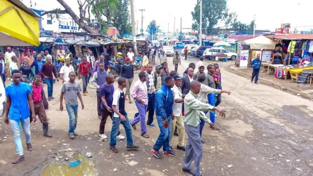 Jaguar akitembelea moja ya maeneo ya jimbo la Starehe pamoja na wafuasi wake