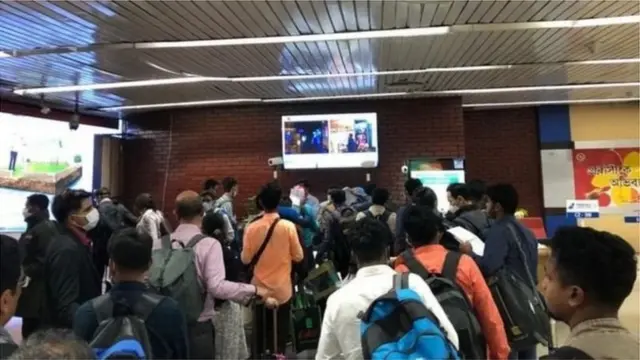 ঢাকায় হযরত শাহজালাল বিমানবন্দরে করোনাভাইরাস সংক্রান্ত স্বাস্থ্য পরীক্ষার ডেস্ক