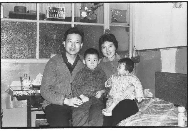 李振盛夫妇以及一对子女。