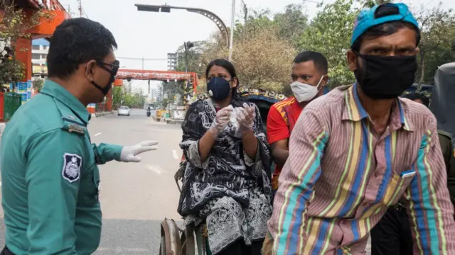 ঢাকায় রিক্সা যাত্রীদের থামিয়ে জিজ্ঞাসাবাদ করছে পুলিশ, ২৬-০৩-২০২০।