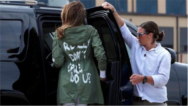 梅拉尼娅去看望移民儿童拘留中心时，所穿的一件夹克衫背后的字引起了争议。