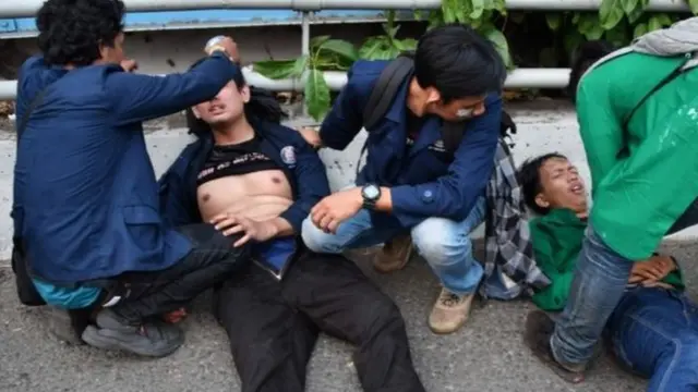 Abakomerekeye mu myigaragambyo bari gufashwa na bagenzi babo