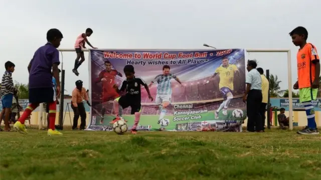 फ़ुटबॉल खेलते बच्चे