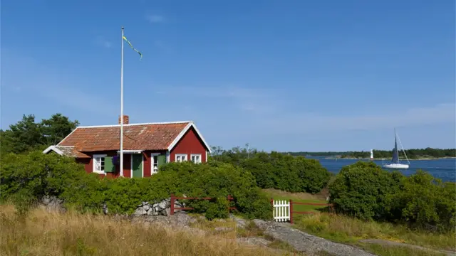 Действие закона Янте зависит от контекста: среди своих и равных по достатку можно и рассказать, какой у тебя загородный дом