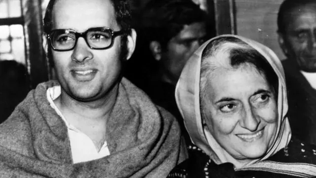 இளைய மகன் சஞ்சய் காந்தியுடன் இந்திரா காந்தி