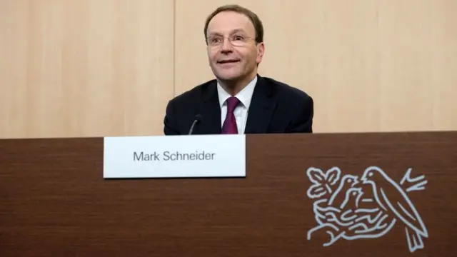 Mark Schneider dando un discurso.