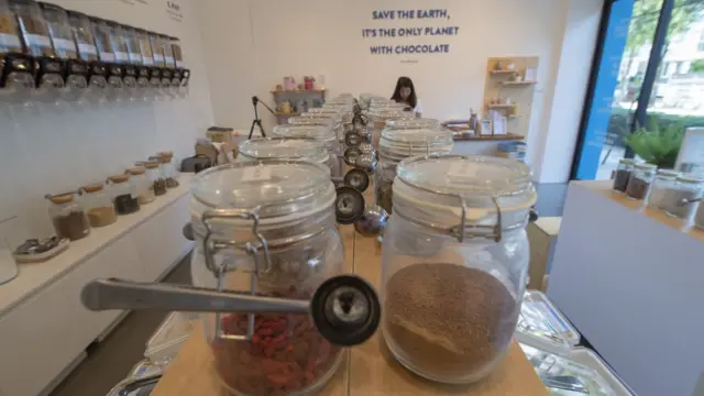 บรรจุภัณฑ์ ขวดโหล สำหรับตัก-เติม สินค้าบริโภคที่หลากหลายกว่า 200 รายการ