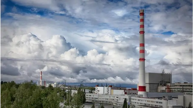 Корпуса Ленинградской атомной электростанции. На ней до сих пор используют три реактора РБМК-1000.