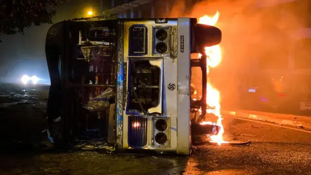 શ્રીલંકાના કોલંબામાં સ્થિત વડા પ્રધાન મહિંદા રાજપક્ષેના સરકારી આવાસ પાસે જ પ્રદર્શનકારીઓએ આ બસને આગ ચાંપી દીધી હતી.