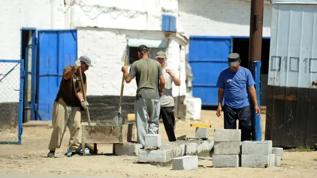 Рабочие в исправительном центре