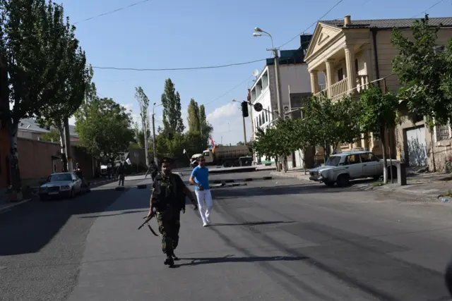 Место возде захваченной вооруженной оппозицией базы полка полиции в Ереване