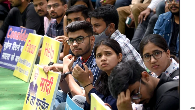 యుక్రెయిన్ నుంచి వచ్చిన భారత విద్యార్థులు