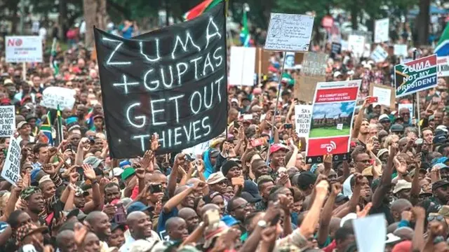 Ces centaines de milliers d'emails révèlent notamment que plusieurs ministres ont voyagé aux frais des Gupta.