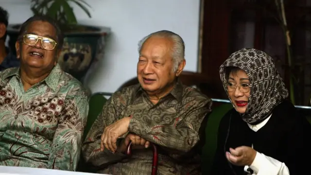 Selain ketegasan dan stabilitas politik, pembangunan Suharto juga dipuji penggemarnya
