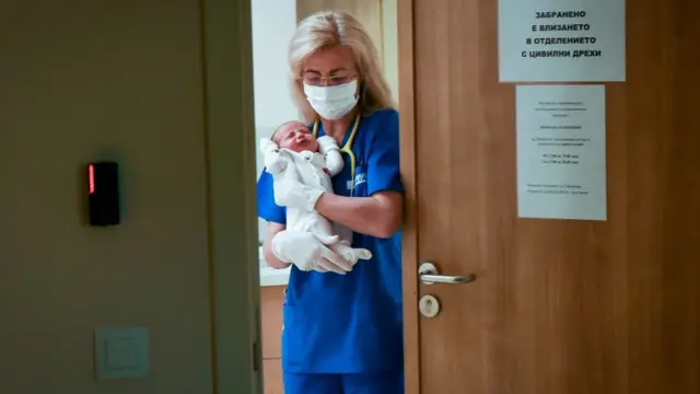 Дитина і медсестра