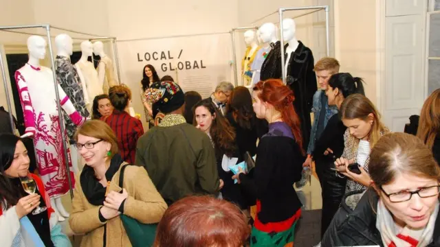 Pengunjung di International Fashion Showcase